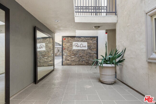 Building Photo - 141 S Clark Dr