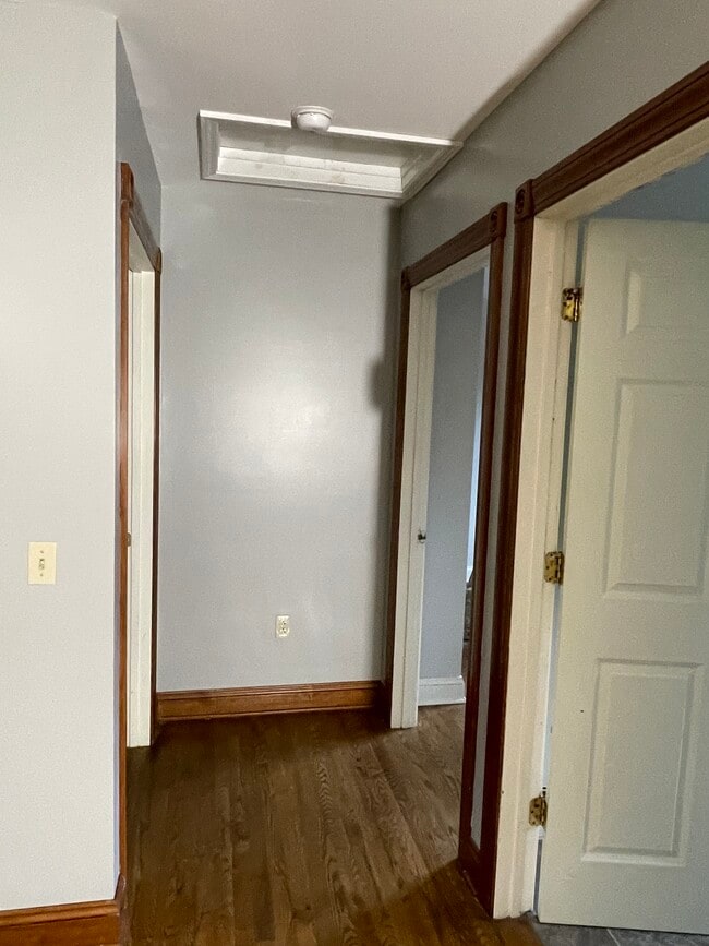 Building Photo - 611 Suite B