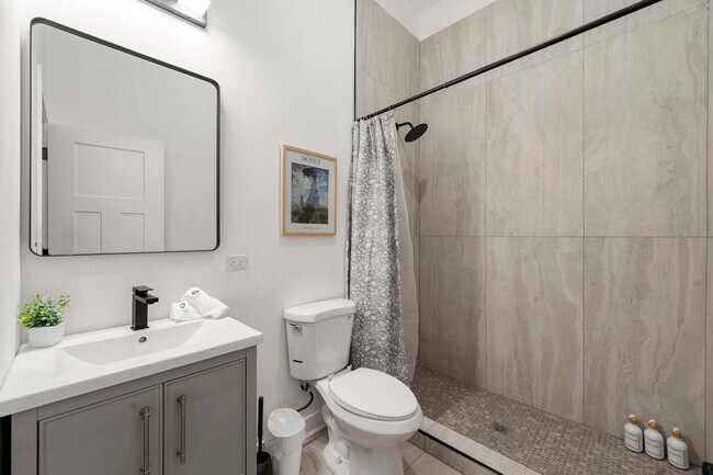 Building Photo - 1941 W Augusta Blvd