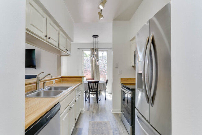 Building Photo - 300 Primrose Ln