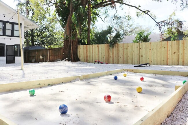 Building Photo - 102 W Emma St