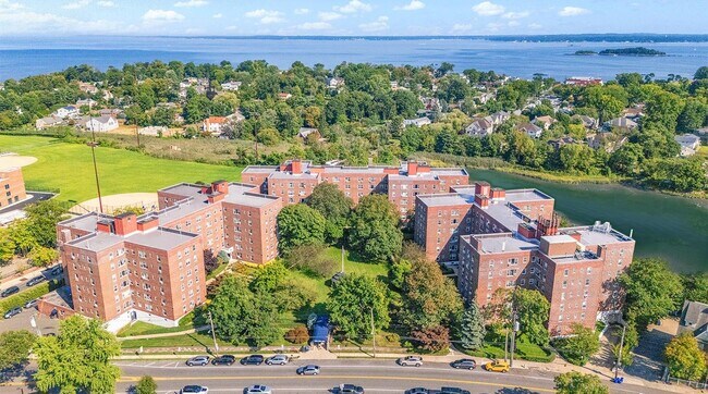 Building Photo - 210 Pelham Rd