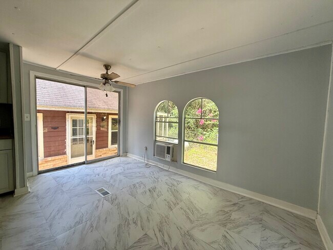 Building Photo - 143 Maple St
