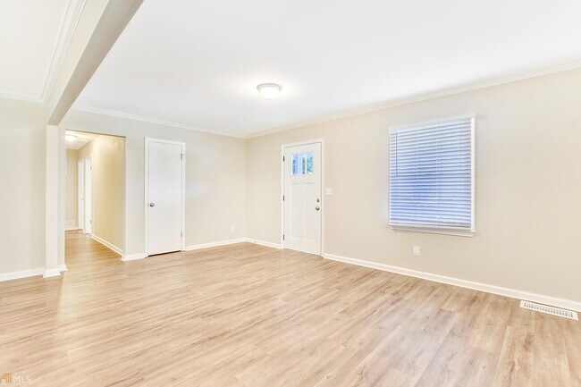 Building Photo - 3661 Collins Dr