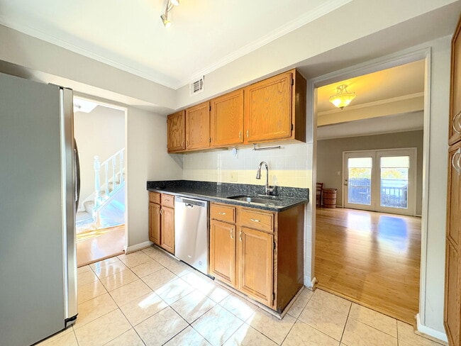 Building Photo - Charming Reston Townhome in a Prime Location