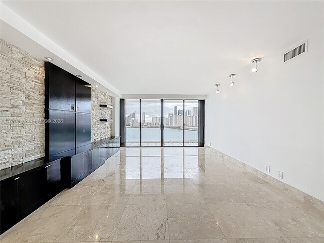 Building Photo - 2800 Island Blvd