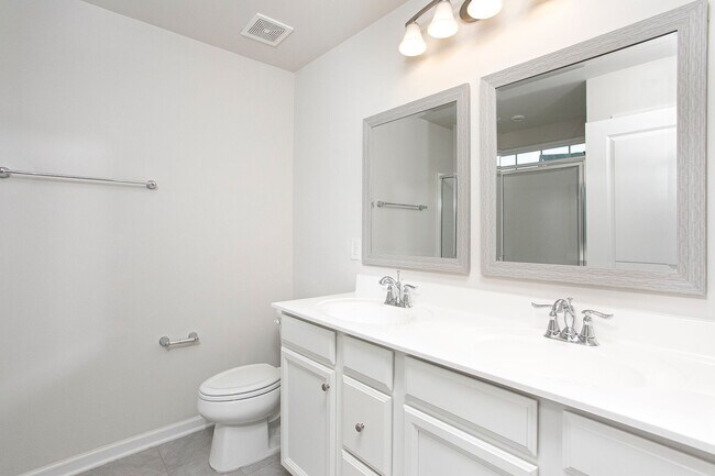 Building Photo - Beautiful 3 bedroom, 2.5 bath townhome nea...