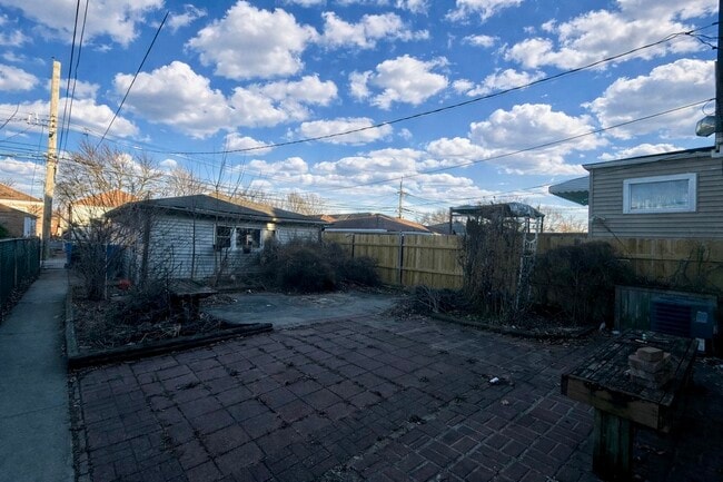 Building Photo - 7127 S Ridgeway Ave