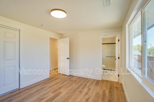 Building Photo - 819 SE Olympia Dr