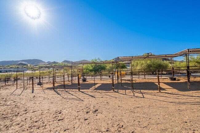Building Photo - 1902 E Cortez St