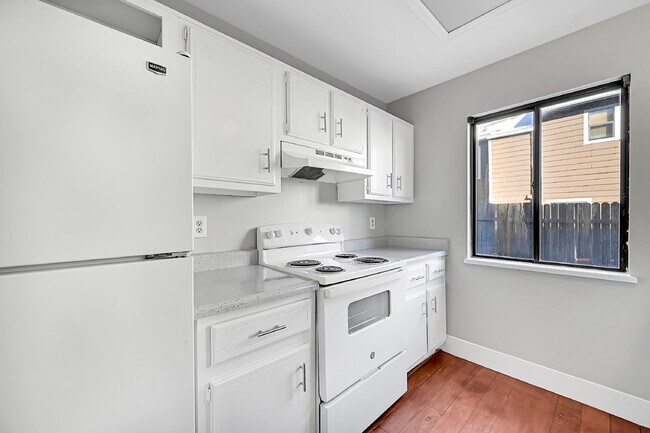Building Photo - $1,650  2-Bed, 2 Bath Townhouse with Charm...