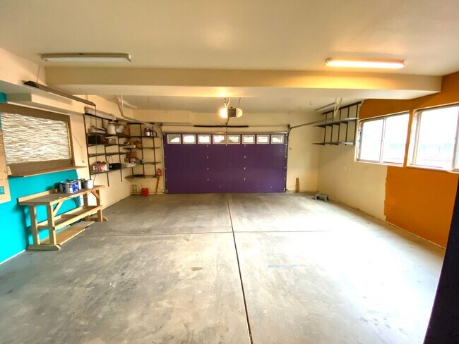 Building Photo - Spacious 3 BR w/ all wood floors and great midtown Bend location