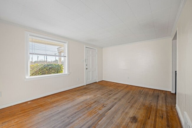 Building Photo - Charming 3 Bedroom Rancher in Lakeside