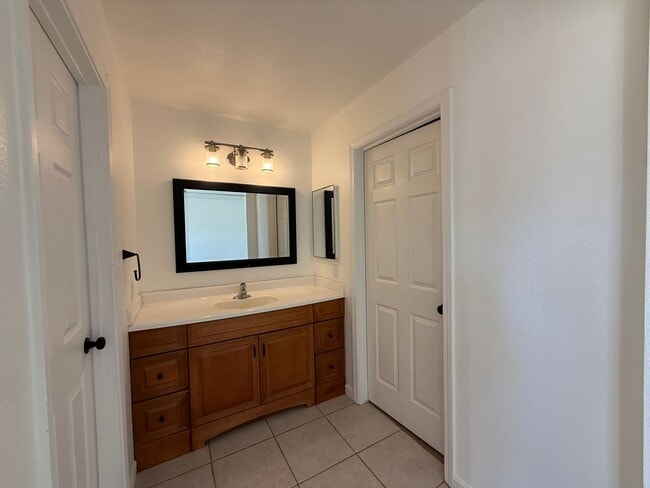 Building Photo - Charming 3 bedroom, 2 bathroom home locate...