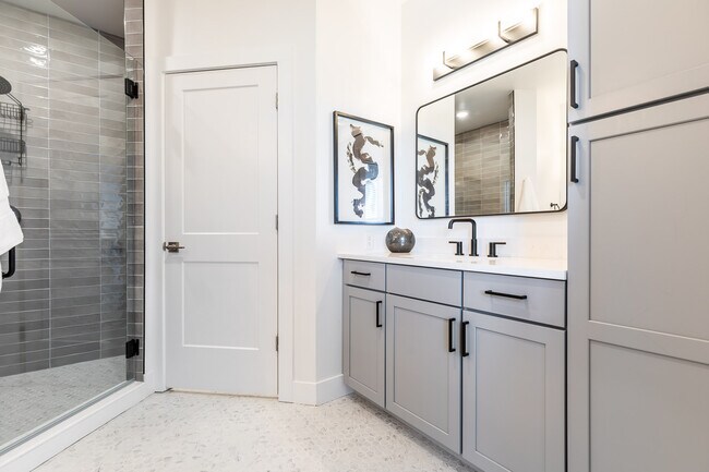 Building Photo - 617 Manhattan Blvd