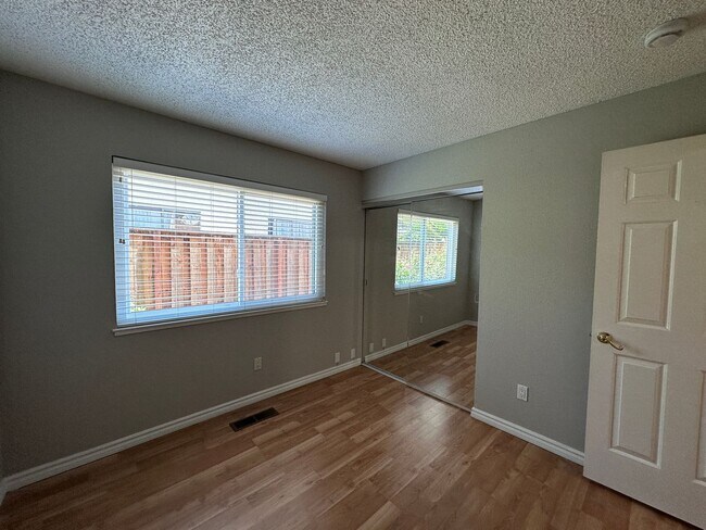 Building Photo - THIS is YOUR home, stunning 4/2 w/ AC, near Foothills