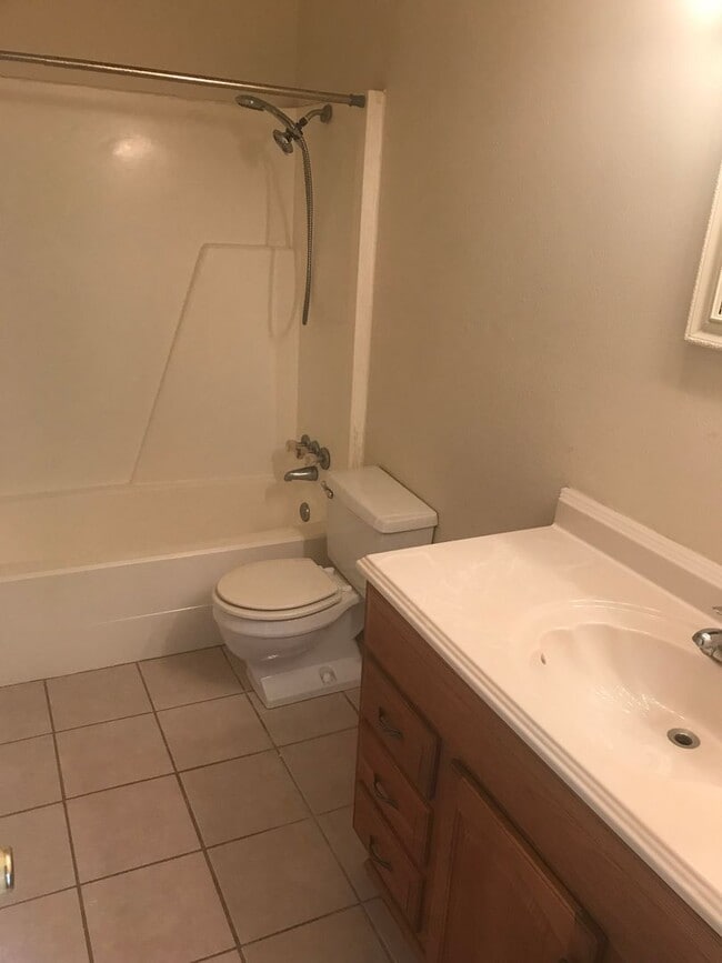 Building Photo - TWO BEDROOM DUPLEX WITH FENCED BACK YARD AVAILABLE 7/27/2026.