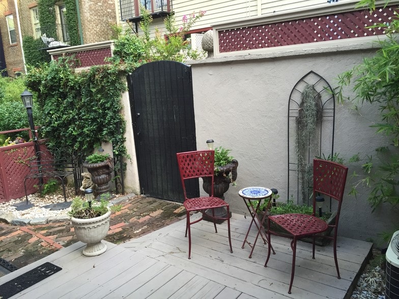 Courtyard -(furnishings change) - 541 E Jones Ln