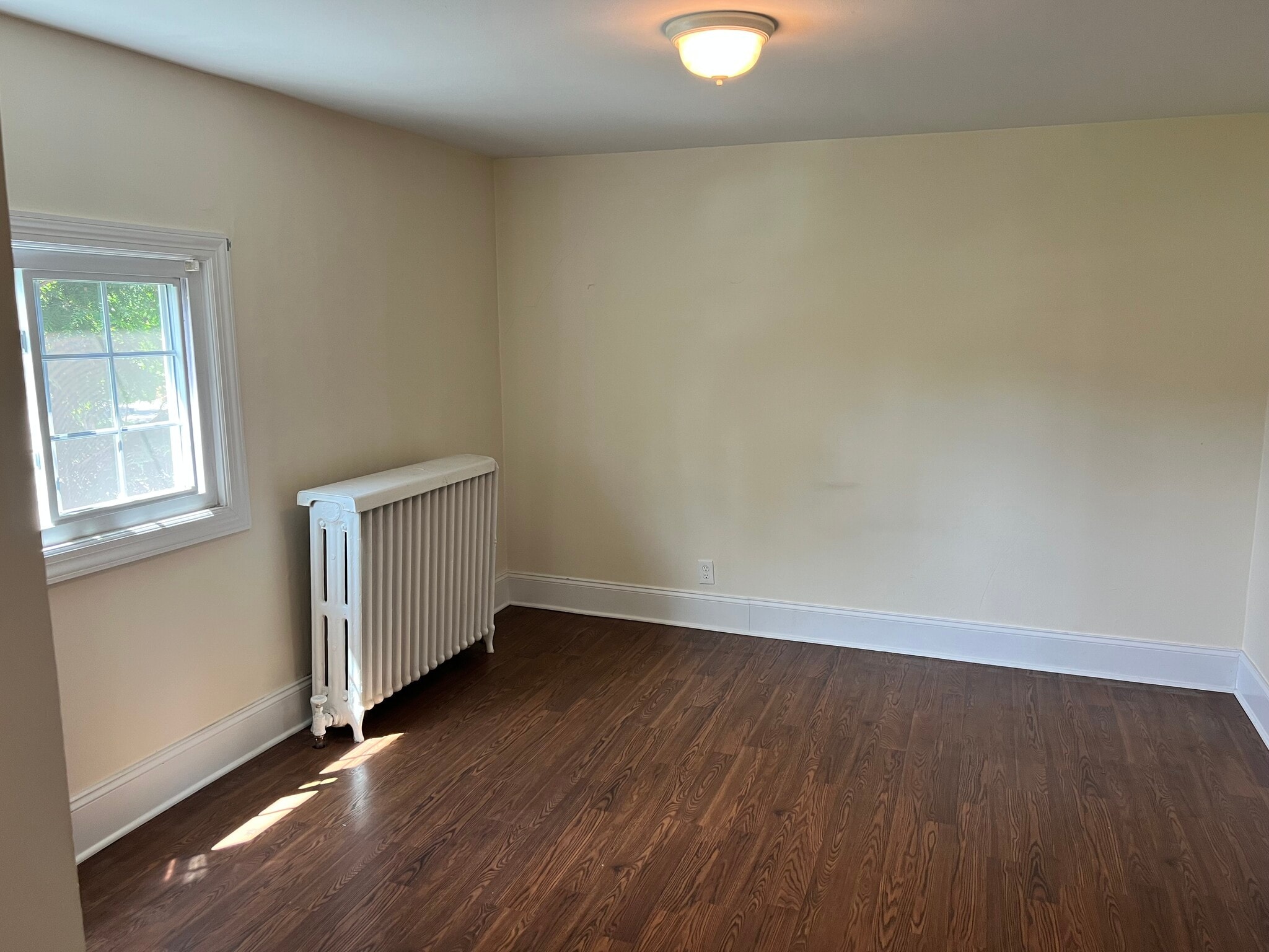 Living room - 1143 E Main St