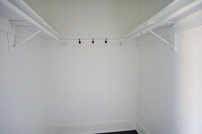 Building Photo - Top Floor Vintage Studio with Modern Renovations!