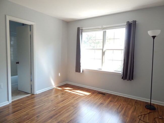 Building Photo - Cozy TH in Great Alexandria Location!
