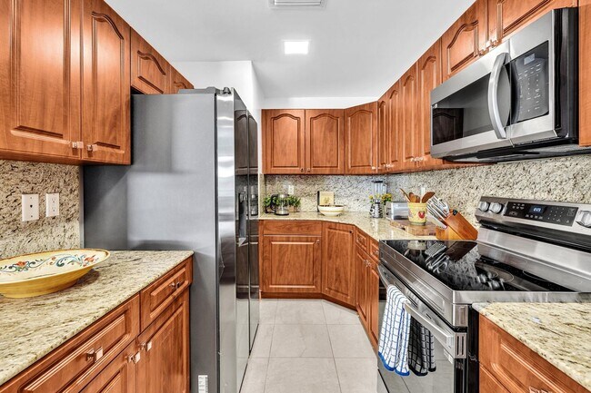 Building Photo - Fully Furnished Townhome in East Hollywood!