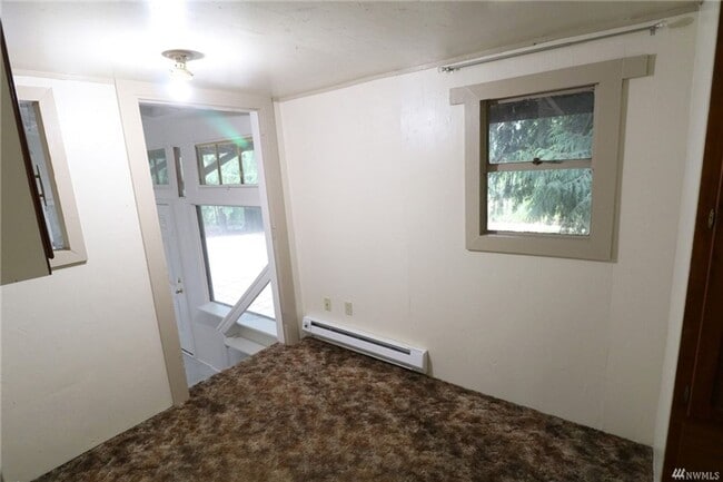 Building Photo - Bremerton Home with Bonus Rooms and Large Yard