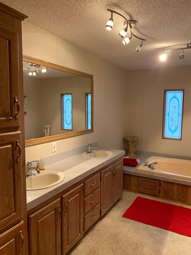 Building Photo - Furnished spacious 3/2.5 home. Corporate a...