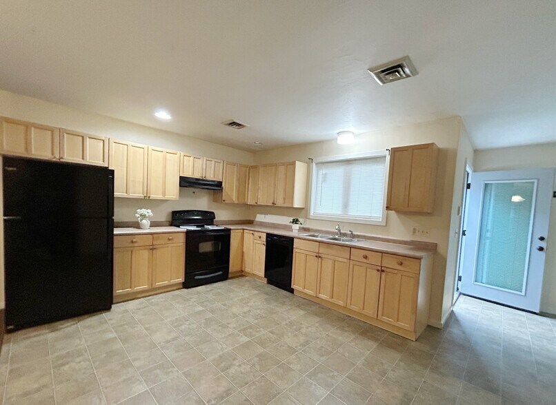 Building Photo - 43 Tamarack Dr
