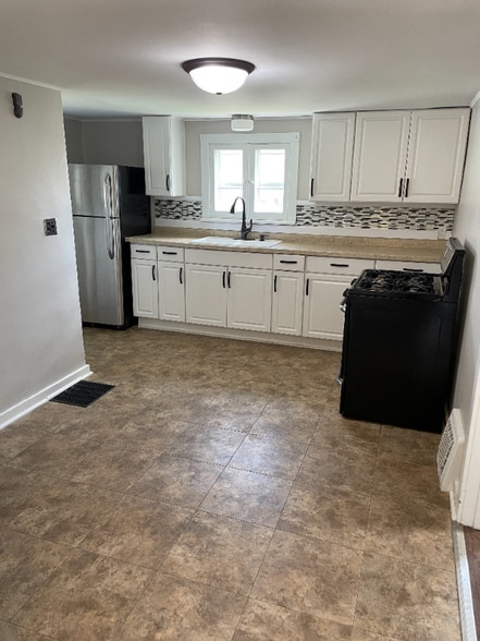 Primary Photo - 1609 Green Bay St