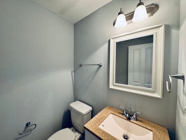 Building Photo - Newer Townhouse (Wiggington Place)