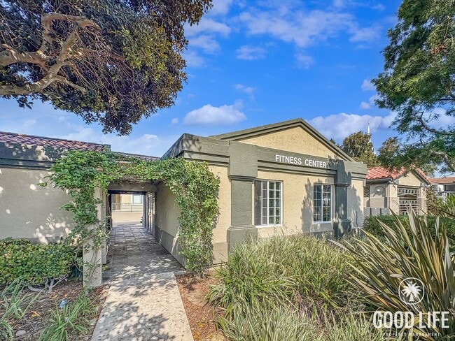 Building Photo - Modern Second-Story 2B/2BA in the Heart of San Diego with Resort-Style Amenities.