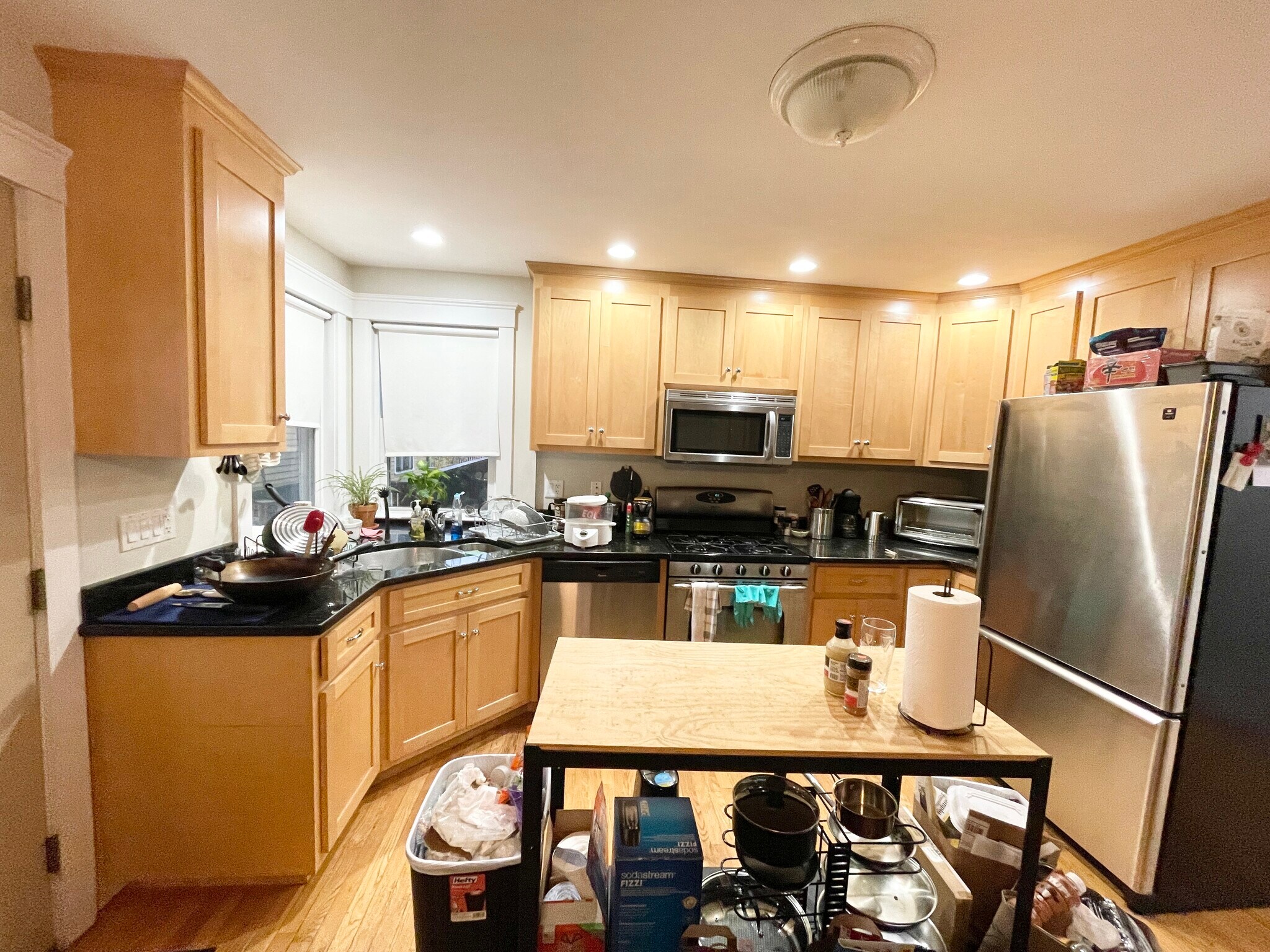 Building Photo - 27 Iroquois St