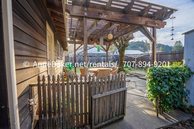 Building Photo - Nature Abounds - Downtown Cloverdale Home