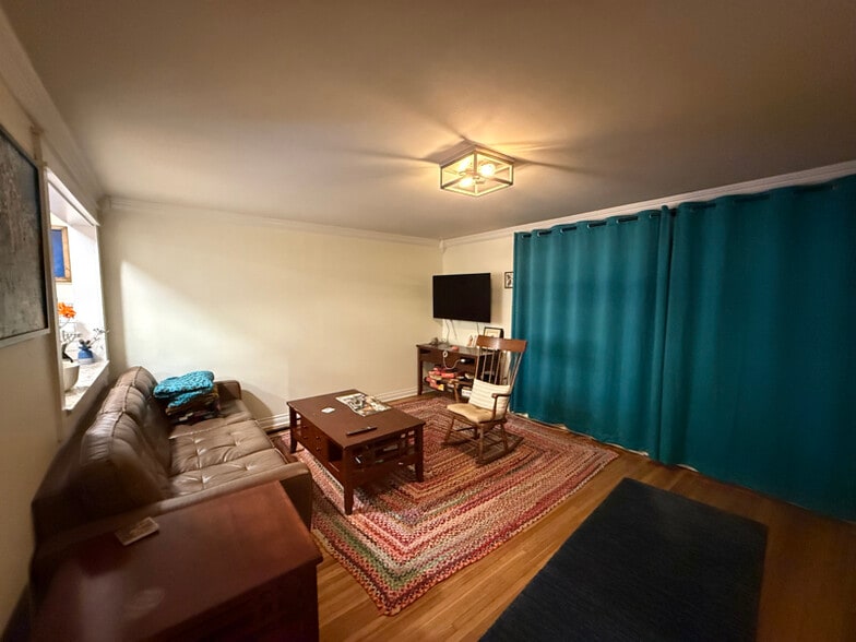 Building Photo - 688 Montrose Ave