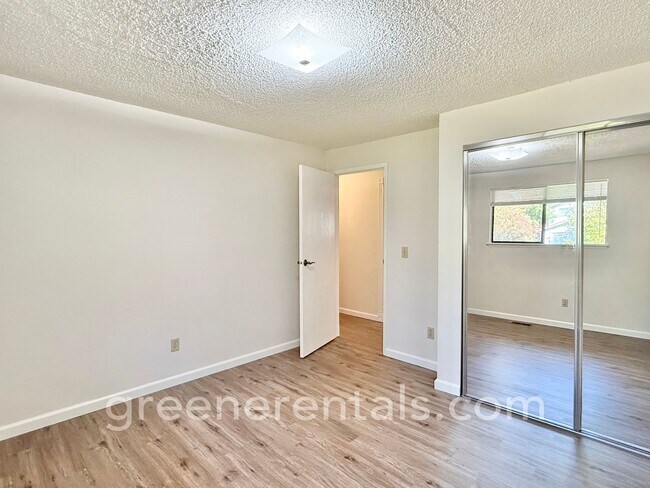 Building Photo - Cozy Meets Convenient in This Lacey Charme...