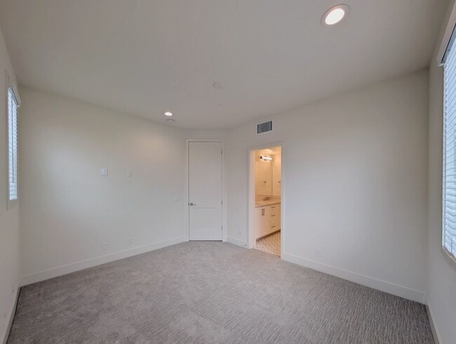 Building Photo - Modern coastal living on Main Street, Huntington Beach!