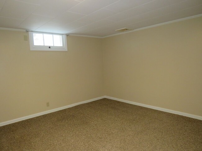 Building Photo - 4 Bedroom (2 non-egress) / 1 Car Garage lo...