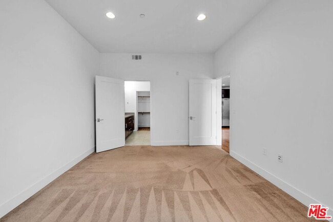 Building Photo - 4211 Redwood Ave