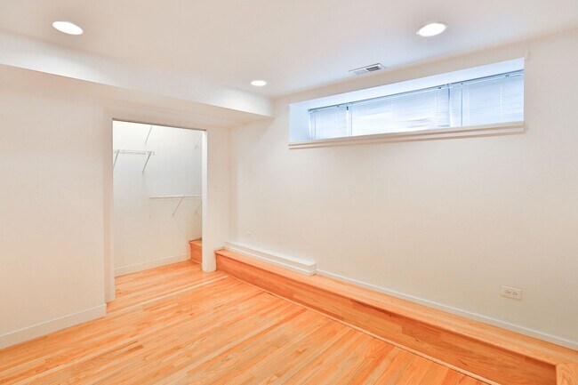 Building Photo - Amazing Noble Square Large (1600 s.f.) 3 Bedroom 2 Bath Duplex