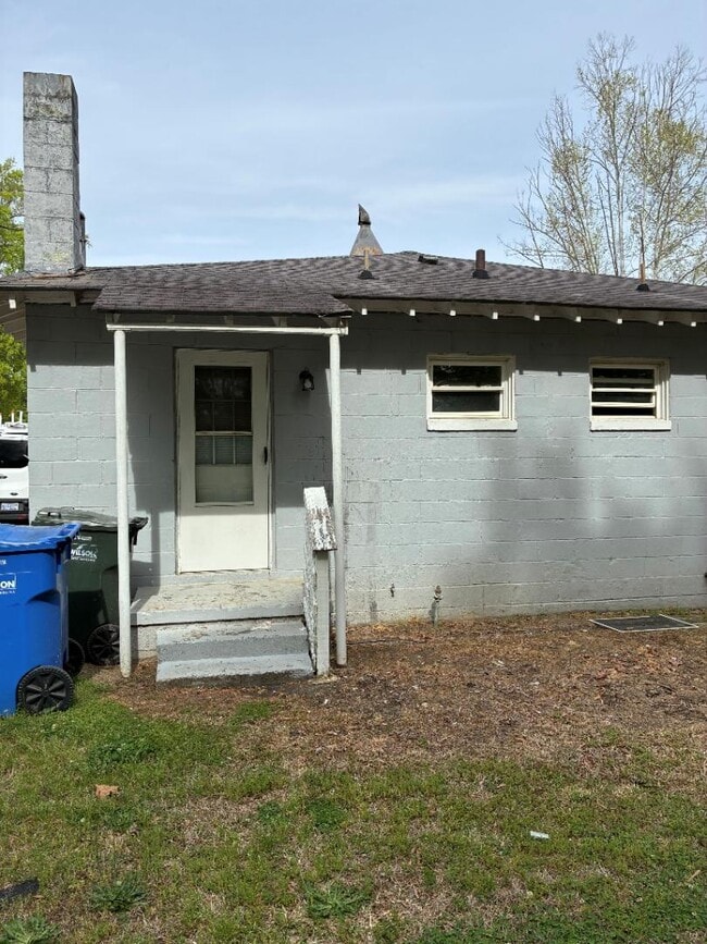 Building Photo - 717 Harper St E