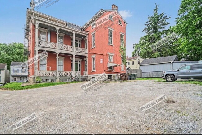 Building Photo - 716 Lewis St