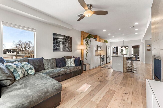 Building Photo - ROOFTOP DECK + spacious END UNIT townhome in Berkeley Neighborhood!