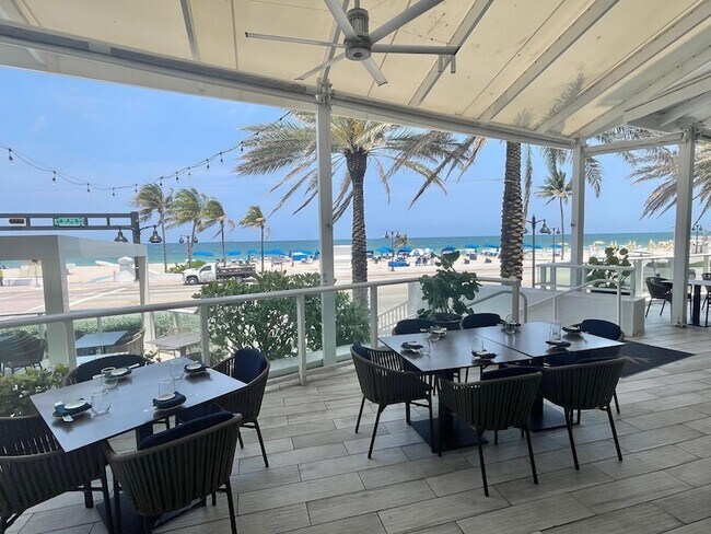 Building Photo - 3000 Riomar St