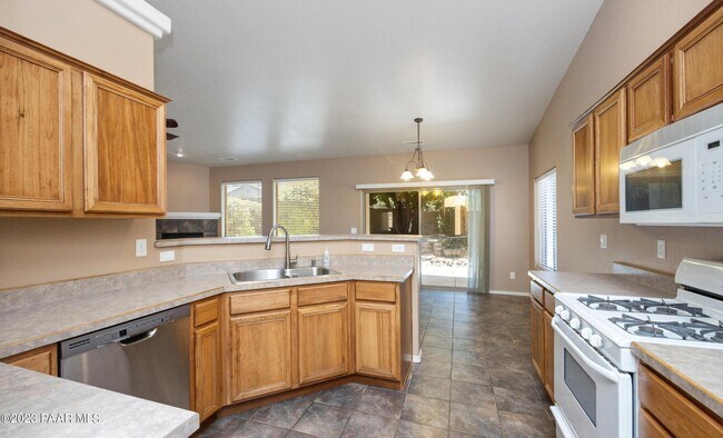 Building Photo - 5638 N Ardmore Ave