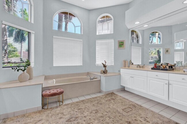 Building Photo - 9737 Parkview Ave