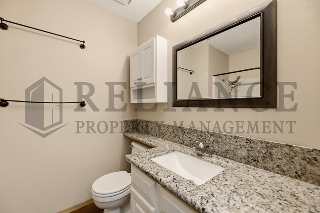 Building Photo - 516 N Lakeside Dr