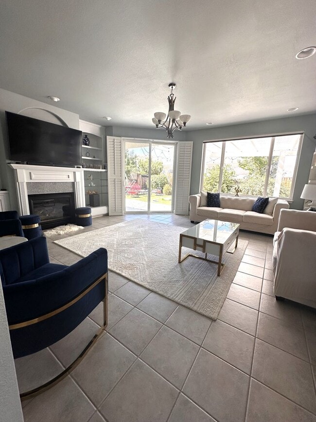 Building Photo - Beautiful Golf Course Home Located on a Cul de Sac