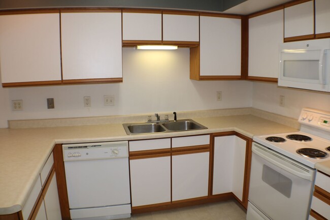 Building Photo - $1,195 | 2 Bedroom, 1 Bathroom Condo | No ...