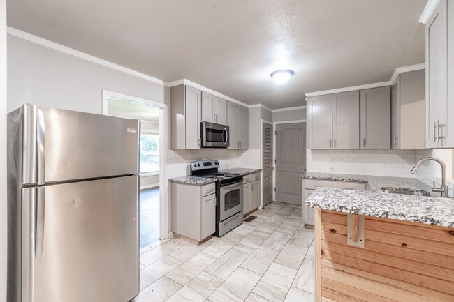 Building Photo - Cozy Comfort in a Great Location: Spacious...